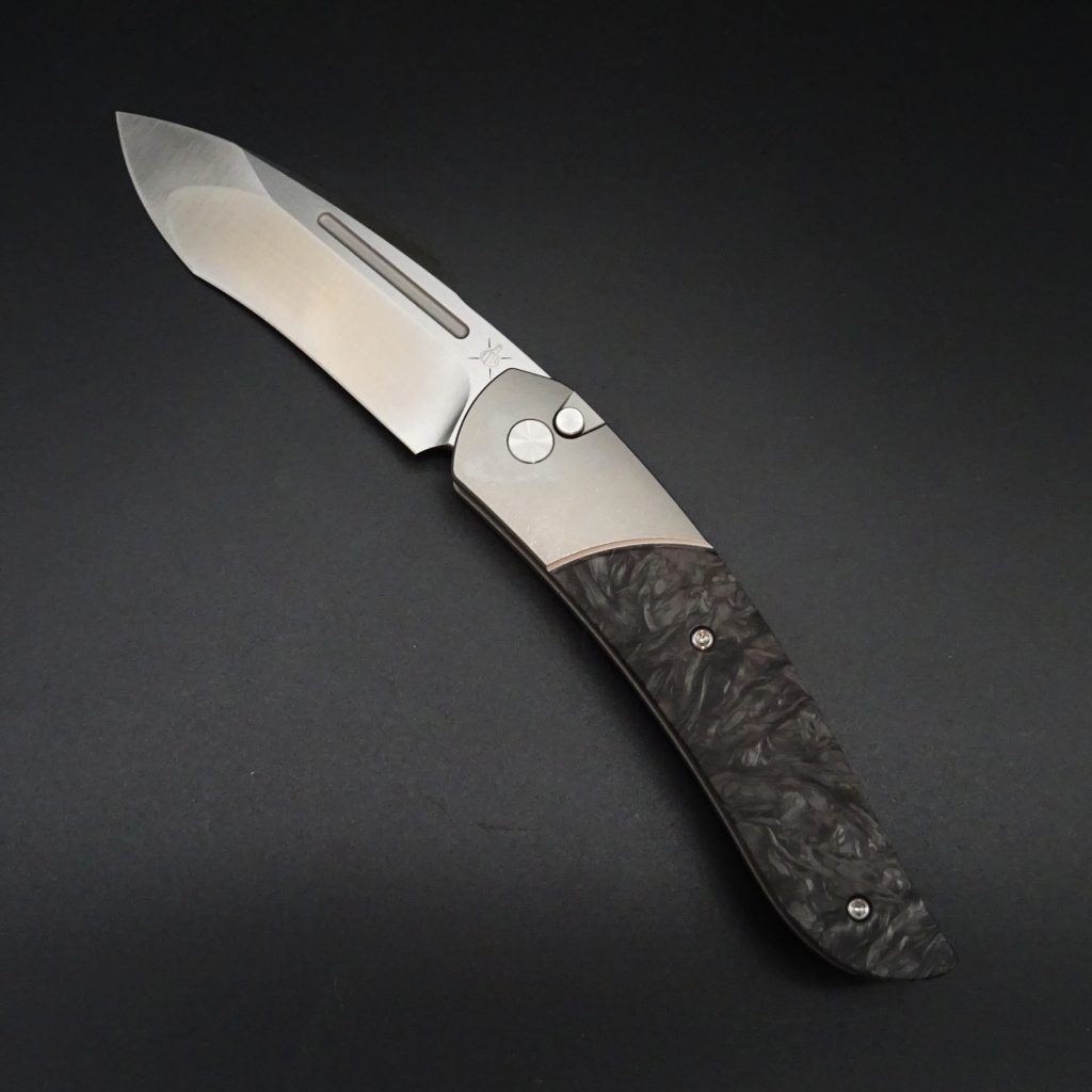 Bastards Knives Alcyon by Tim Bernard Taschenmesser M390-Klinge 9cm Titan/Carbon • De Rosa feine Messer & Scheren Tegernsee Bastards Knives Alcyon by Tim Bernard Taschenmesser M390-Klinge 9cm Titan/Carbon – Bild 2