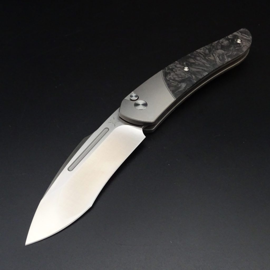 Bastards Knives Alcyon by Tim Bernard Taschenmesser M390-Klinge 9cm Titan/Carbon • De Rosa feine Messer & Scheren Tegernsee Bastards Knives Alcyon by Tim Bernard Taschenmesser M390-Klinge 9cm Titan/Carbon – Bild 6