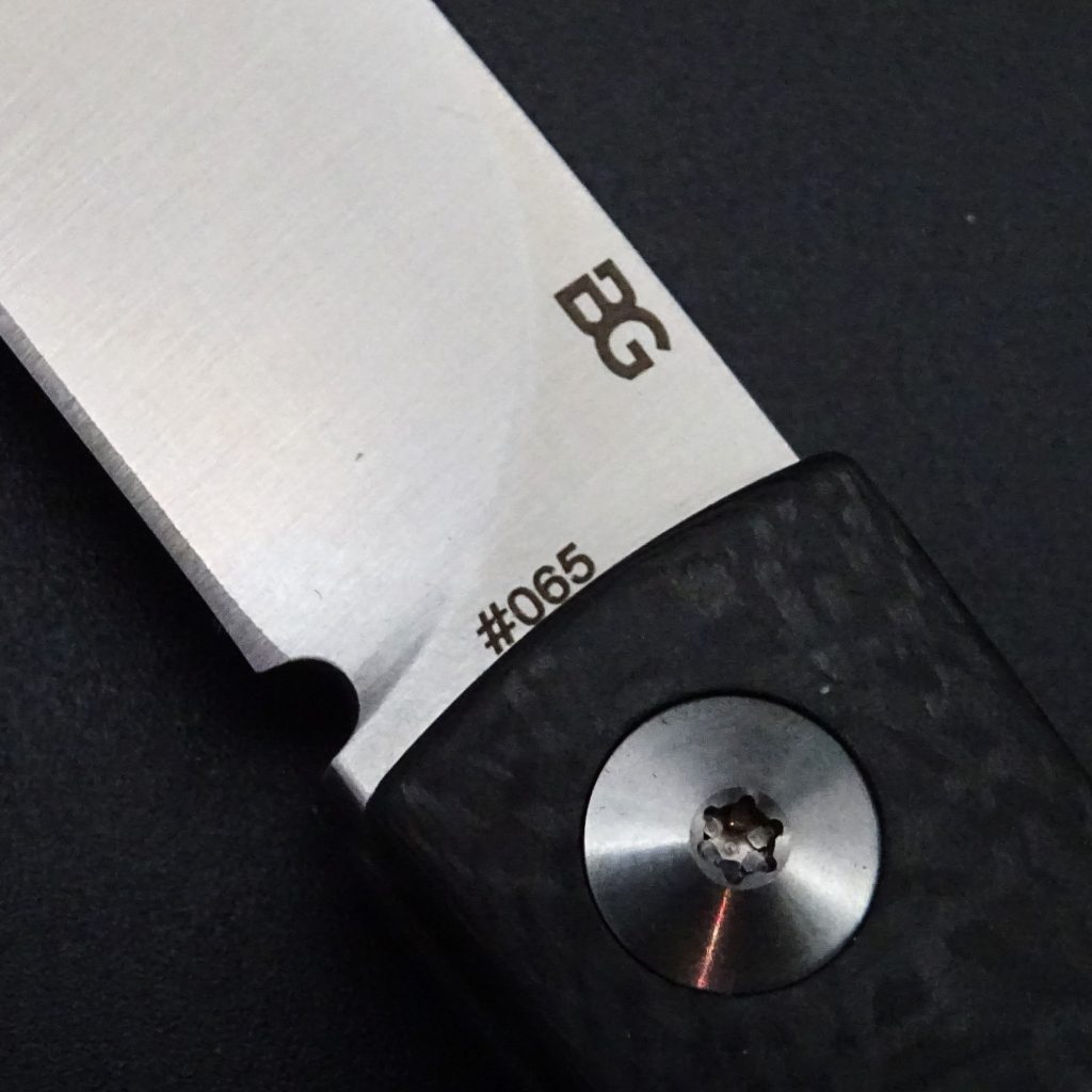 Bastards Knives Skir by Cesar Bozal GermanTaschenmesser M390-Klinge 5,7cm Black Carbon Fiber • De Rosa feine Messer & Scheren Tegernsee Bastards Knives Skir by Cesar Bozal GermanTaschenmesser M390-Klinge 5,7cm Black Carbon Fiber – Bild 3