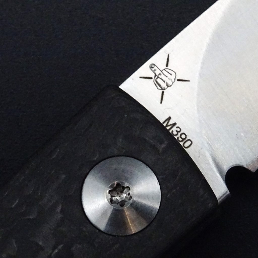 Bastards Knives Skir by Cesar Bozal GermanTaschenmesser M390-Klinge 5,7cm Black Carbon Fiber • De Rosa feine Messer & Scheren Tegernsee Bastards Knives Skir by Cesar Bozal GermanTaschenmesser M390-Klinge 5,7cm Black Carbon Fiber – Bild 5