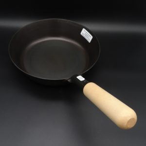 Helmensdorfer Eisenpfanne gebläut mit Holzstiel 24 cm