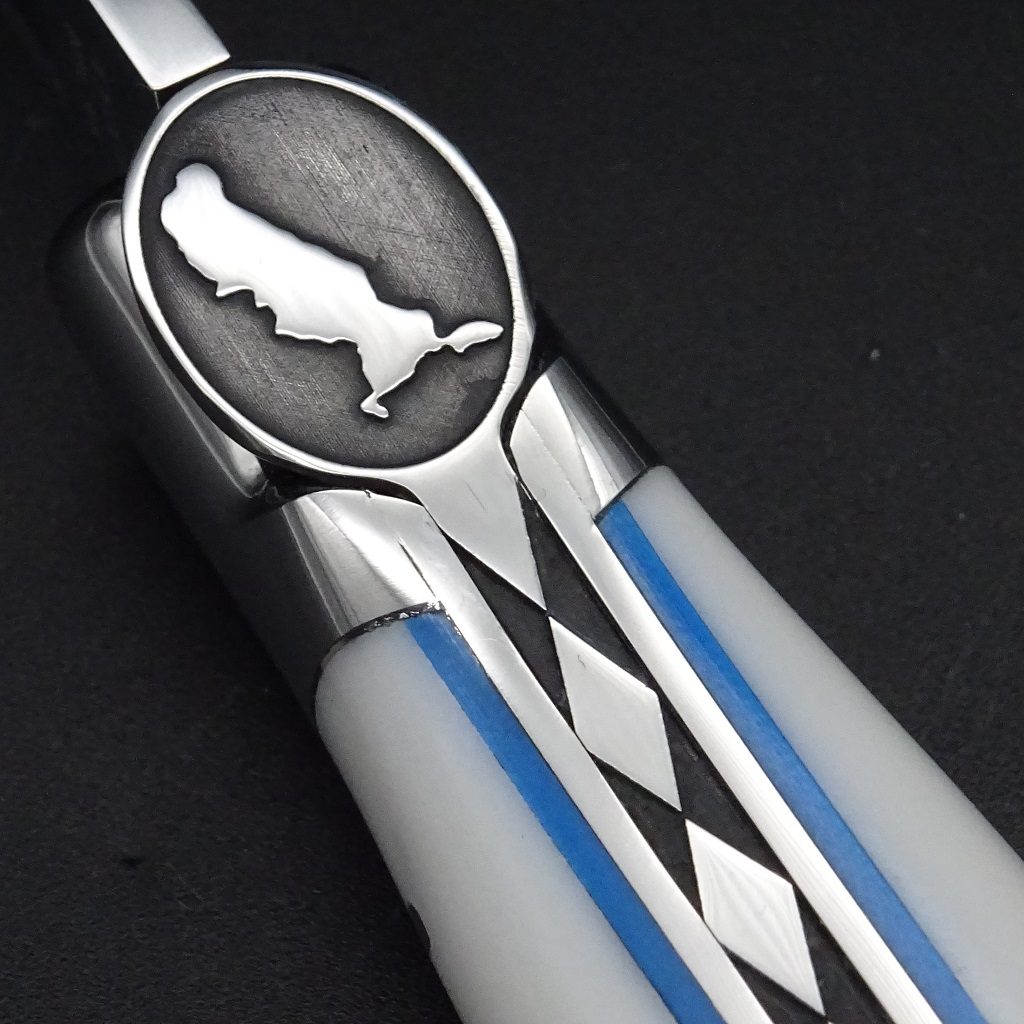 Die Geschenkidee: Das Laguiole Taschenmesser mit Tegernsee Motiv • De Rosa feine Messer & Scheren Tegernsee Laguiole Village Taschenmesser TEGERNSEE Rauten Corian weiss blaue Carboneinlage