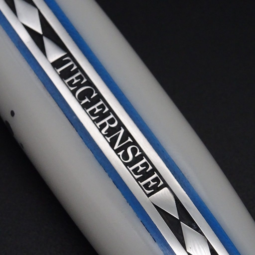 Die Geschenkidee: Das Laguiole Taschenmesser mit Tegernsee Motiv • De Rosa feine Messer & Scheren Tegernsee Laguiole Village Taschenmesser TEGERNSEE Rauten Corian weiss blaue Carboneinlage