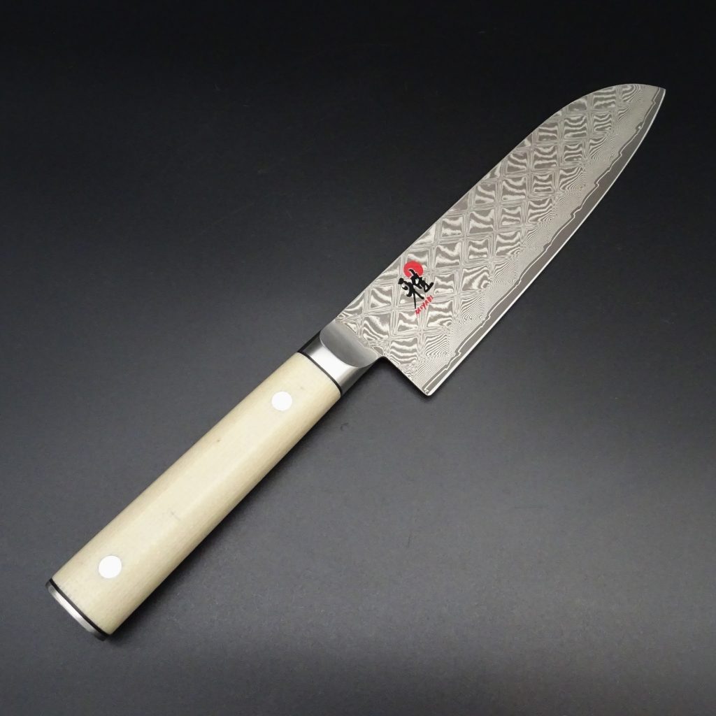 Myabi Mikoto 4500 FCD Santokumesser 18 cm Klinge Damast Fine Carbide FC63 • De Rosa feine Messer & Scheren Tegernsee Myabi Mikoto 4500 FCD Santokumesser 18 cm Klinge Damast Fine Carbide FC63 – Bild 4
