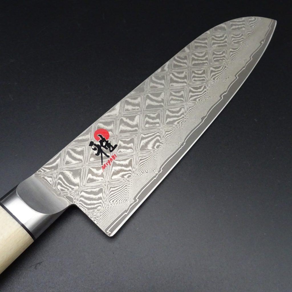 Myabi Mikoto 4500 FCD Santokumesser 18 cm Klinge Damast Fine Carbide FC63 • De Rosa feine Messer & Scheren Tegernsee Myabi Mikoto 4500 FCD Santokumesser 18 cm Klinge Damast Fine Carbide FC63 – Bild 5