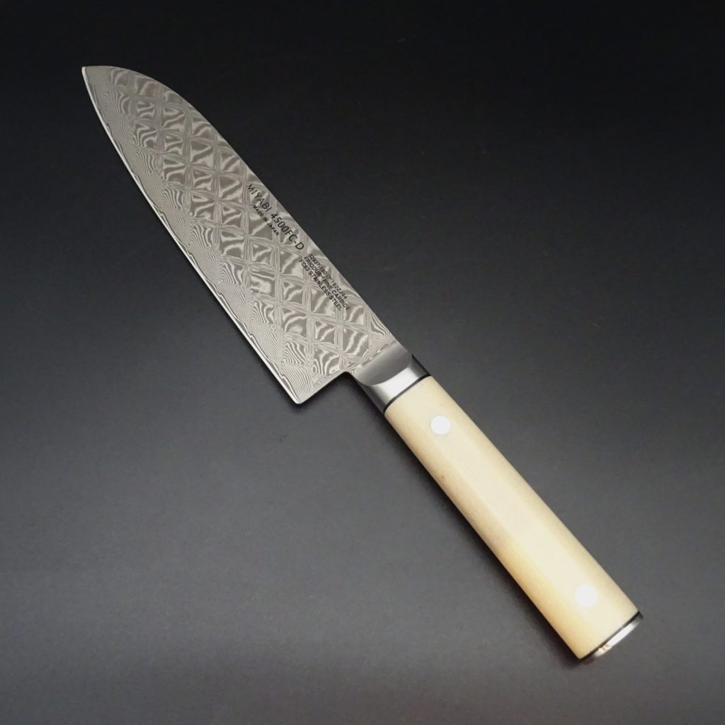 Myabi Mikoto 4500 FCD Santokumesser 18 cm Klinge Damast Fine Carbide FC63 • De Rosa feine Messer & Scheren Tegernsee Myabi Mikoto 4500 FCD Santokumesser 18 cm Klinge Damast Fine Carbide FC63