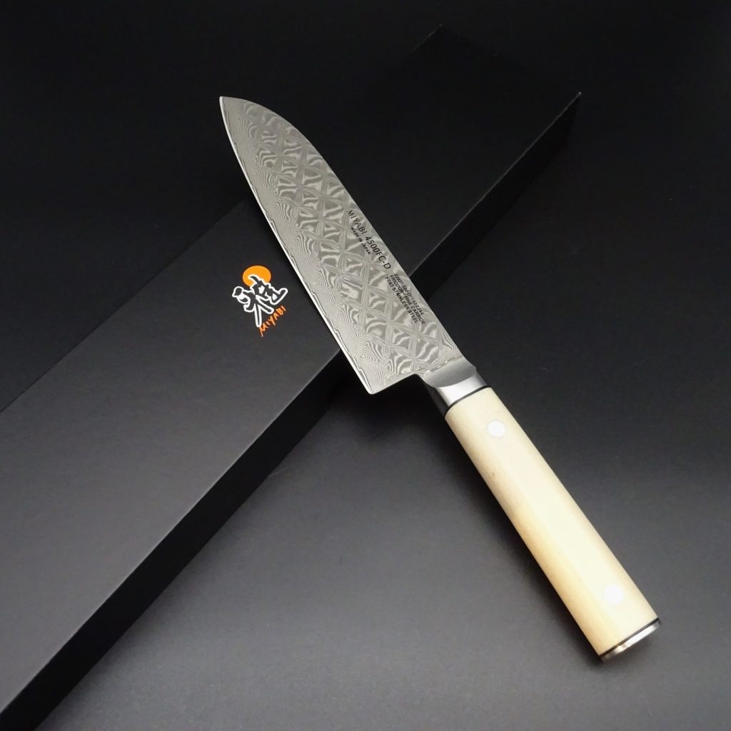 Myabi Mikoto 4500 FCD Santokumesser 18 cm Klinge Damast Fine Carbide FC63 • De Rosa feine Messer & Scheren Tegernsee Myabi Mikoto 4500 FCD Santokumesser 18 cm Klinge Damast Fine Carbide FC63 – Bild 8