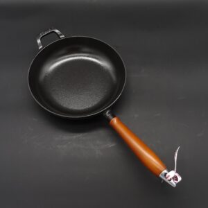 Staub Bratpfanne Gusseisen 24cm schwarz mit Holzstiel 1003794