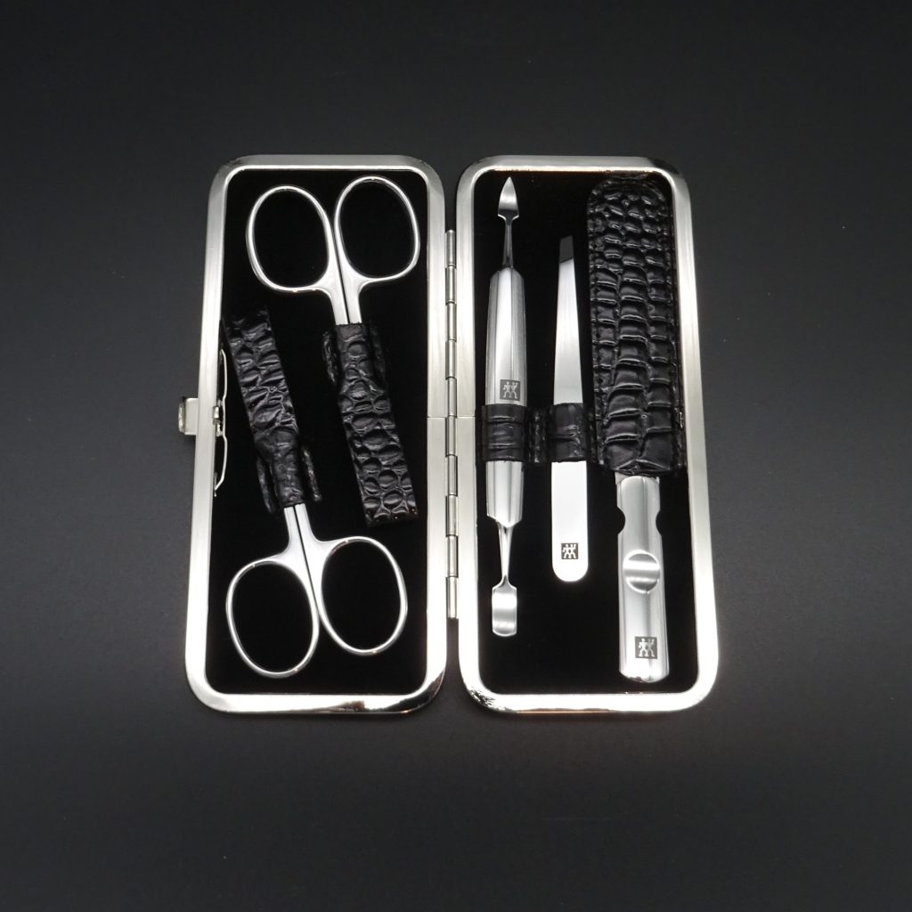 Zwilling Nagelpflege-Set mit 2 Scheren Edelstahl poliert Lederetui schwarz • De Rosa feine Messer & Scheren Tegernsee Zwilling Nagelpflege-Set mit 2 Scheren Edelstahl poliert Lederetui schwarz 1007358