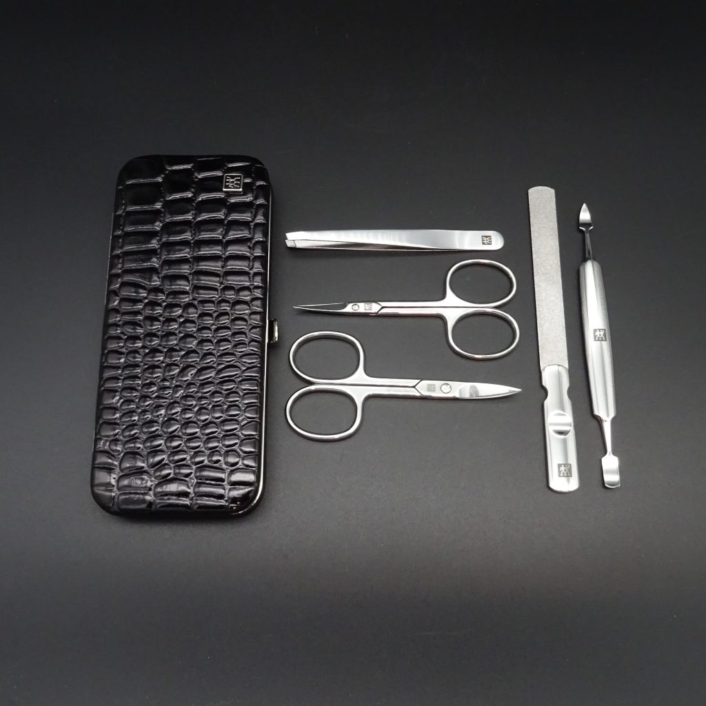 Zwilling Nagelpflege-Set mit 2 Scheren Edelstahl poliert Lederetui schwarz • De Rosa feine Messer & Scheren Tegernsee Zwilling Nagelpflege-Set mit 2 Scheren Edelstahl poliert Lederetui schwarz 1007358